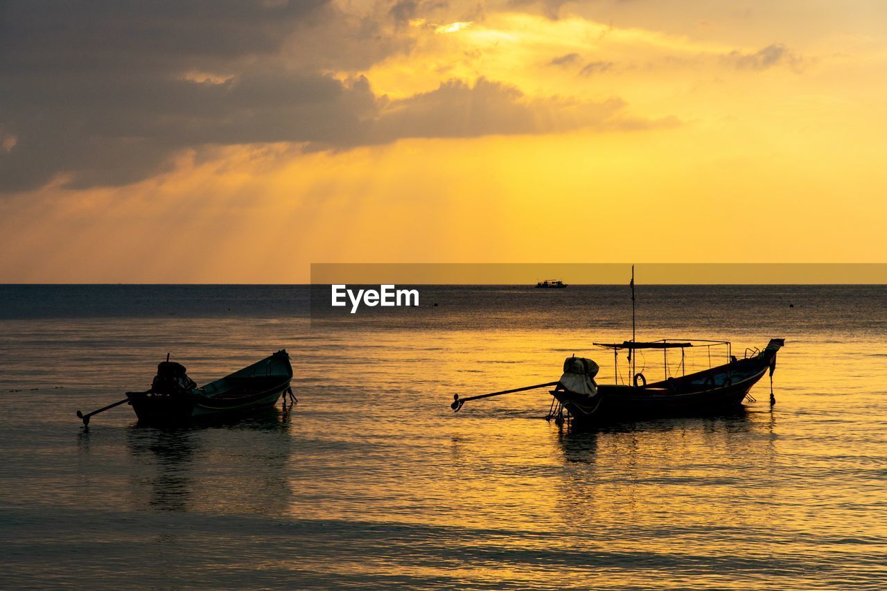 FISHING BOAT IN SEA AGAINST SKY DURING SUNSET