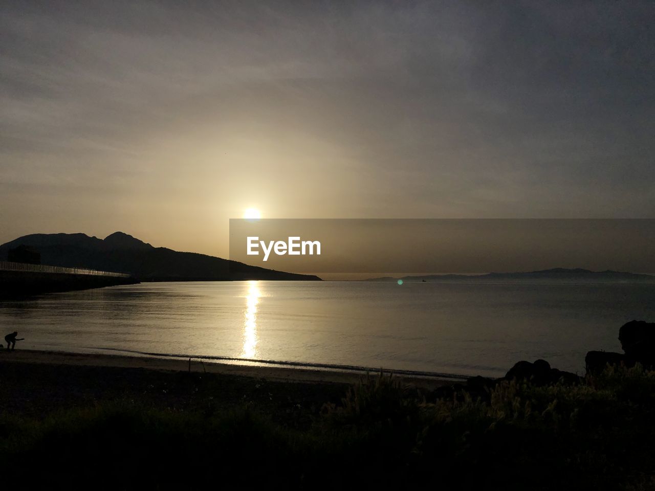 SCENIC VIEW OF SEA AGAINST SUNSET SKY