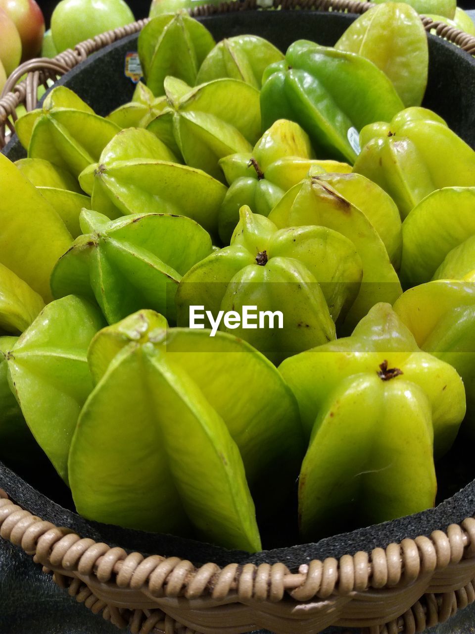 CLOSE-UP OF FRUITS