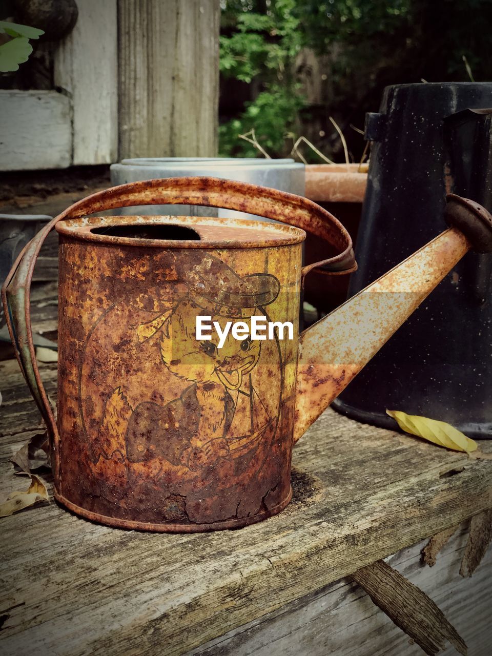 CLOSE-UP OF RUSTY OLD WOODEN POST