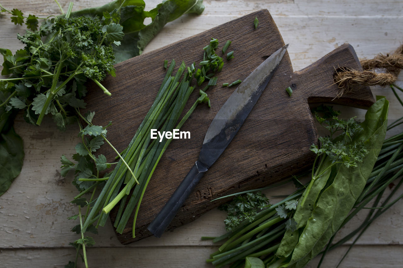 HIGH ANGLE VIEW OF CHOPPED ON TABLE