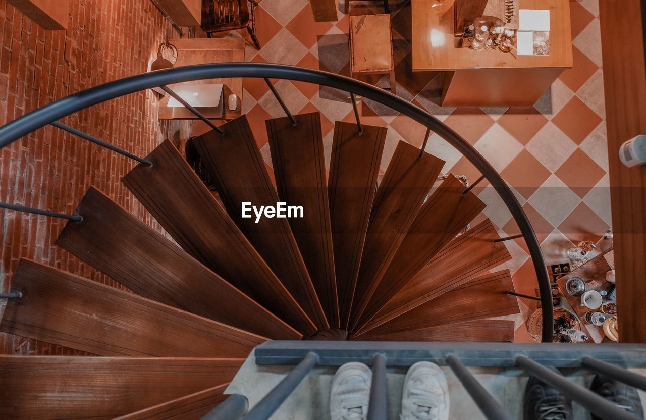 HIGH ANGLE VIEW OF SPIRAL STAIRCASE IN SUNLIGHT