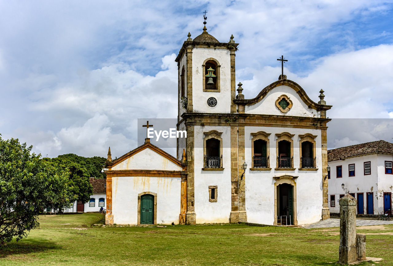 Old historic church surrounded by colonial houses in the famous and bucolic city of paraty 