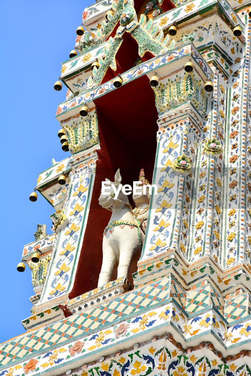 LOW ANGLE VIEW OF STATUE OF A TEMPLE