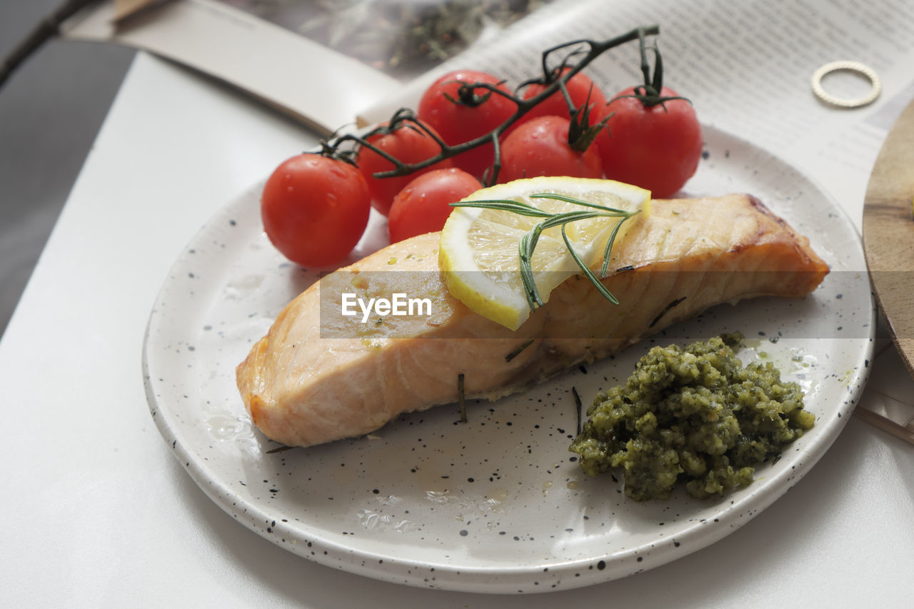 HIGH ANGLE VIEW OF TOMATOES IN PLATE