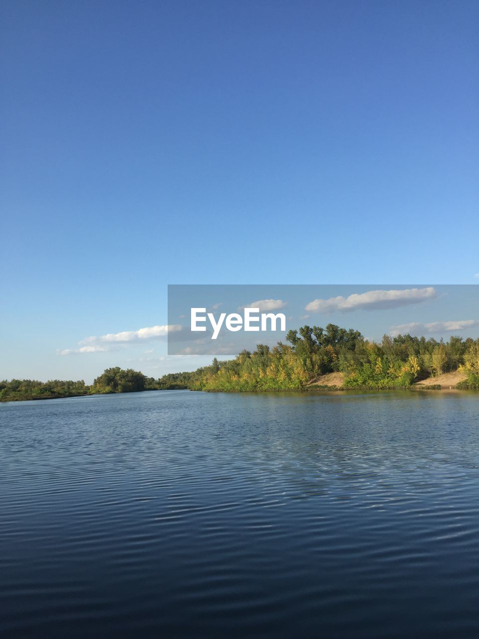 IDYLLIC VIEW OF LAKE AGAINST BLUE SKY