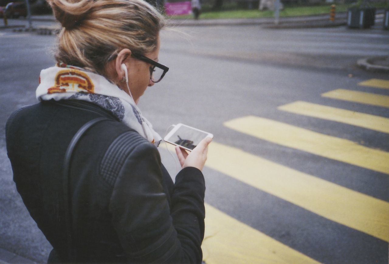 CLOSE-UP OF YOUNG WOMAN STANDING ON GROUND