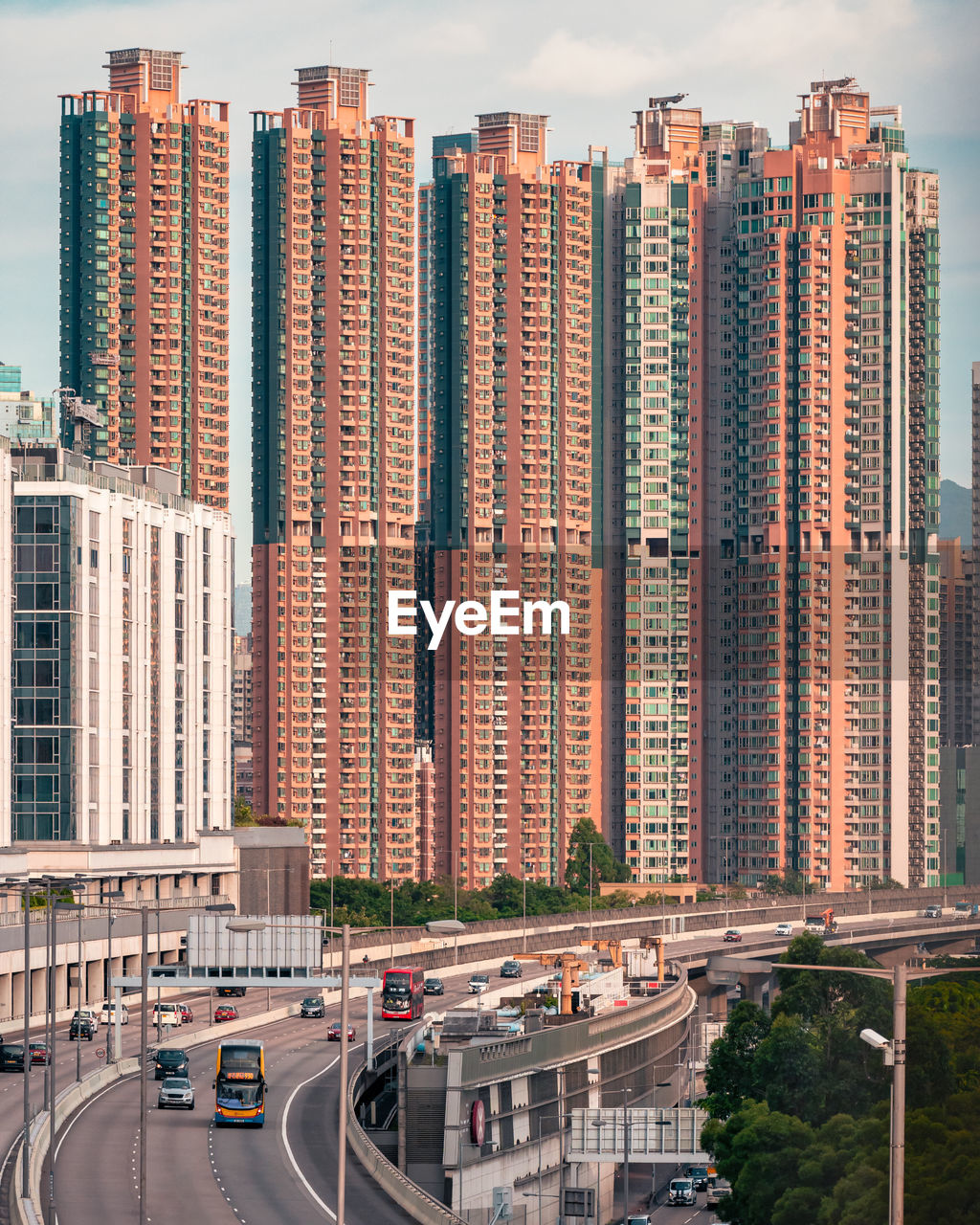 Take pictures of the highway with high-rise buildings on the footbridge