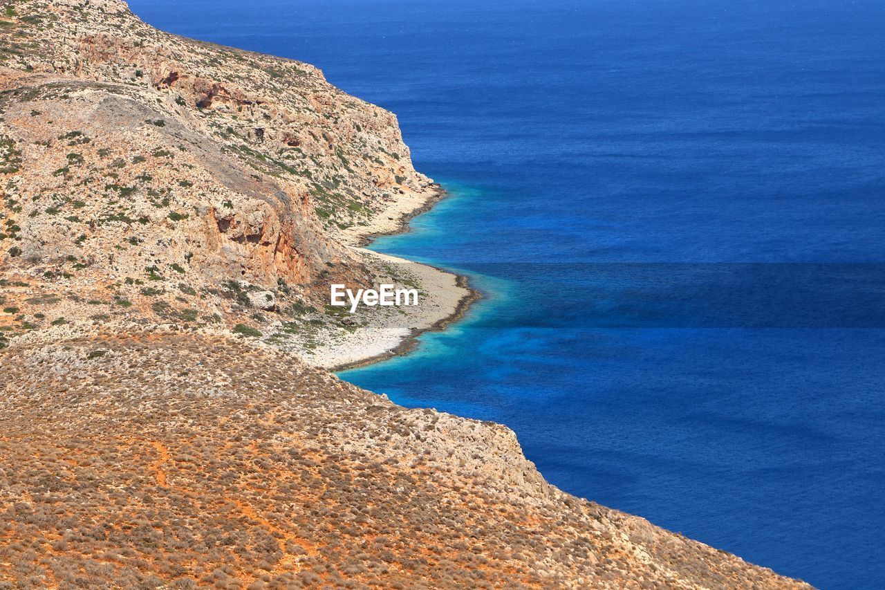 HIGH ANGLE VIEW OF ROCKY BEACH