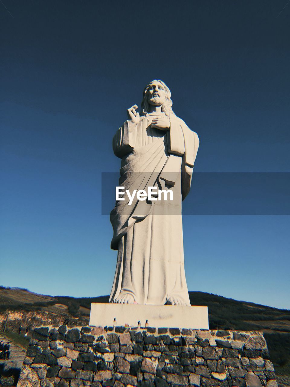 LOW ANGLE VIEW OF STATUE AGAINST CLEAR SKY