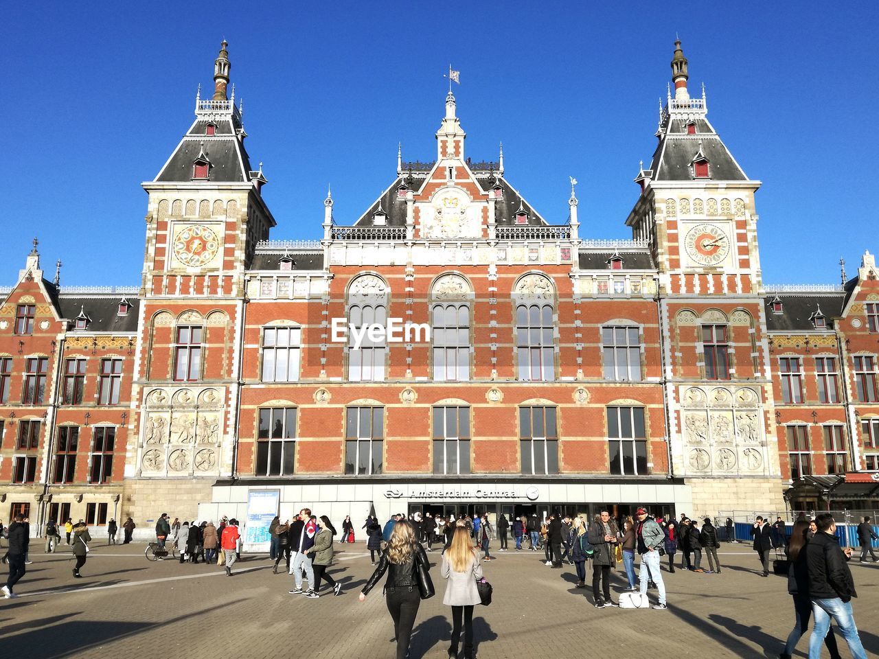 PEOPLE IN FRONT OF CATHEDRAL AGAINST SKY