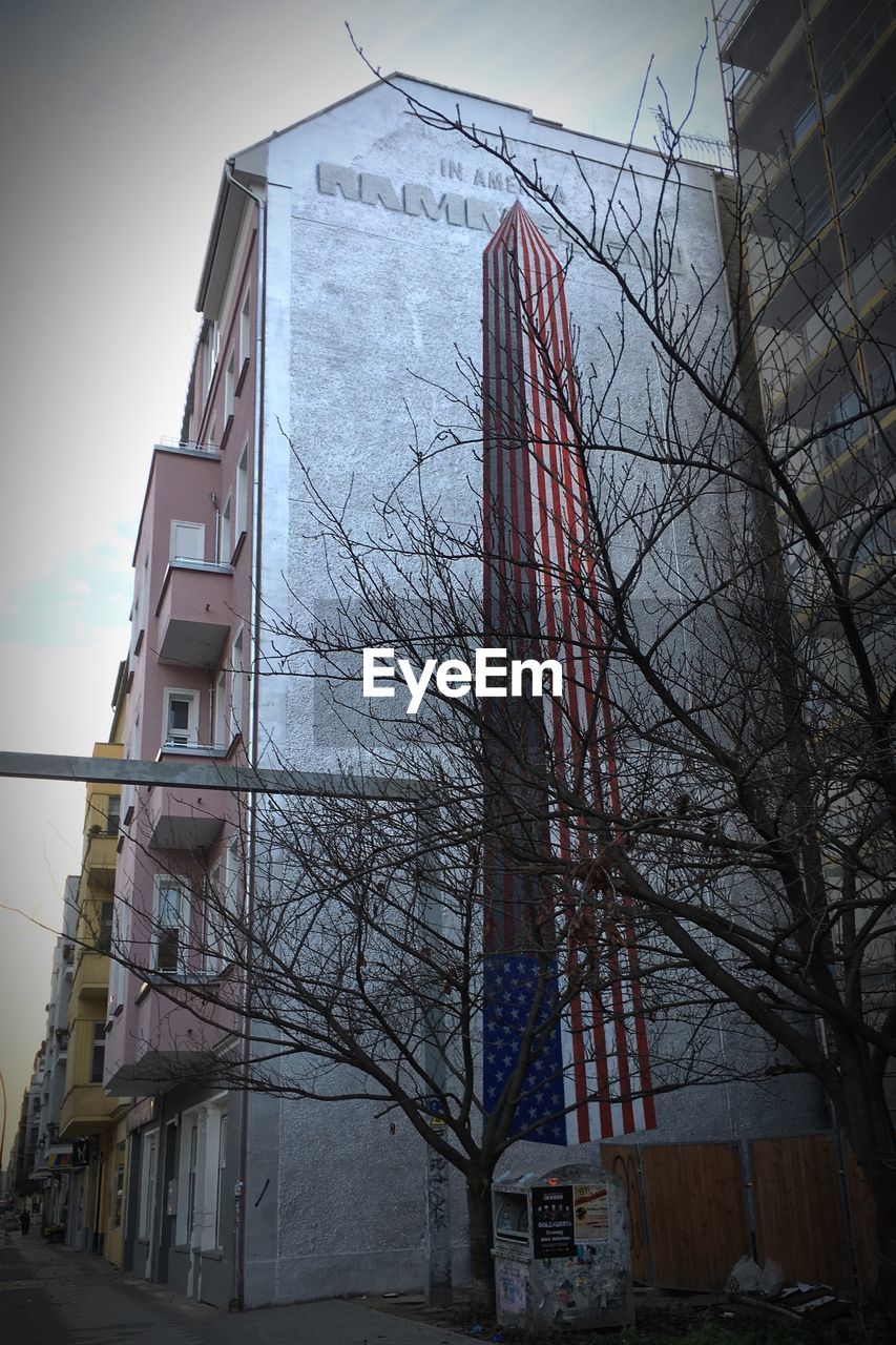 LOW ANGLE VIEW OF BUILDINGS AGAINST SKY