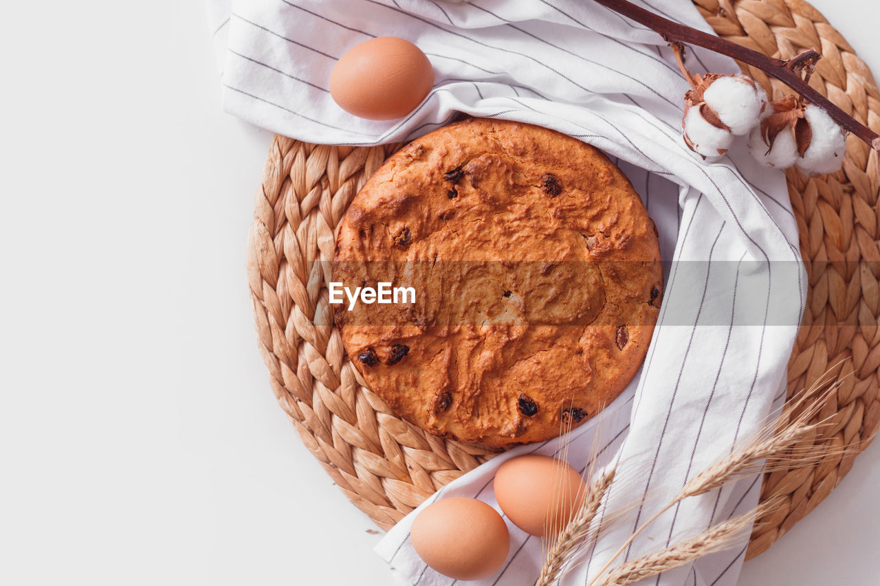 DIRECTLY ABOVE SHOT OF BREAD IN BASKET