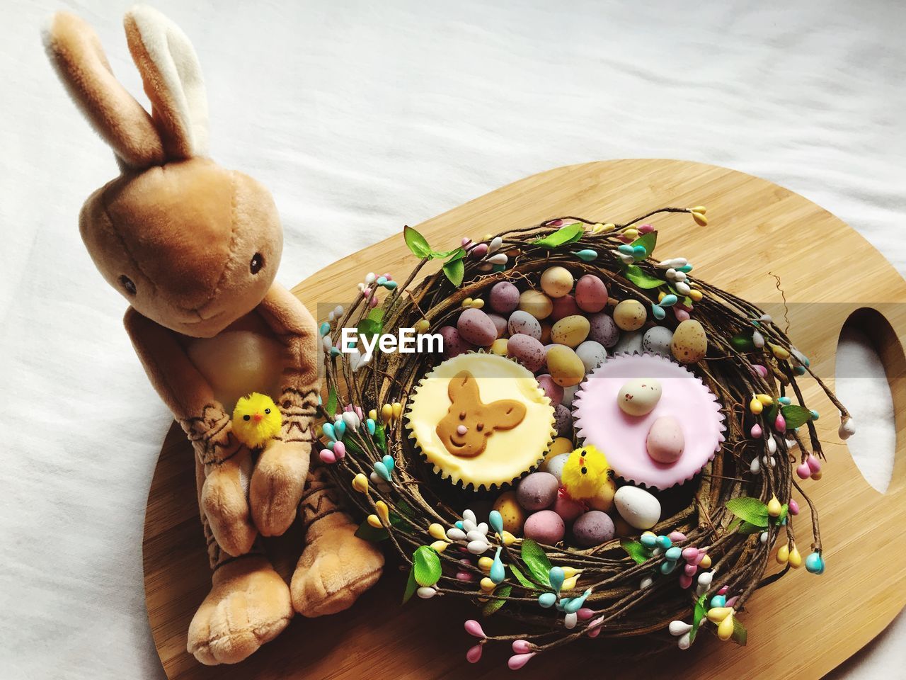 HIGH ANGLE VIEW OF VARIOUS EGGS ON TABLE