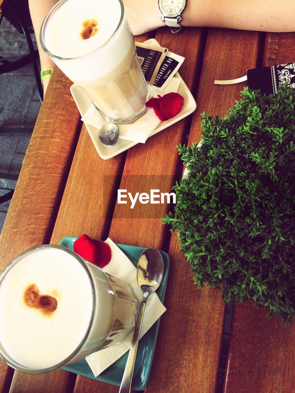 HIGH ANGLE VIEW OF COFFEE CUP ON TABLE