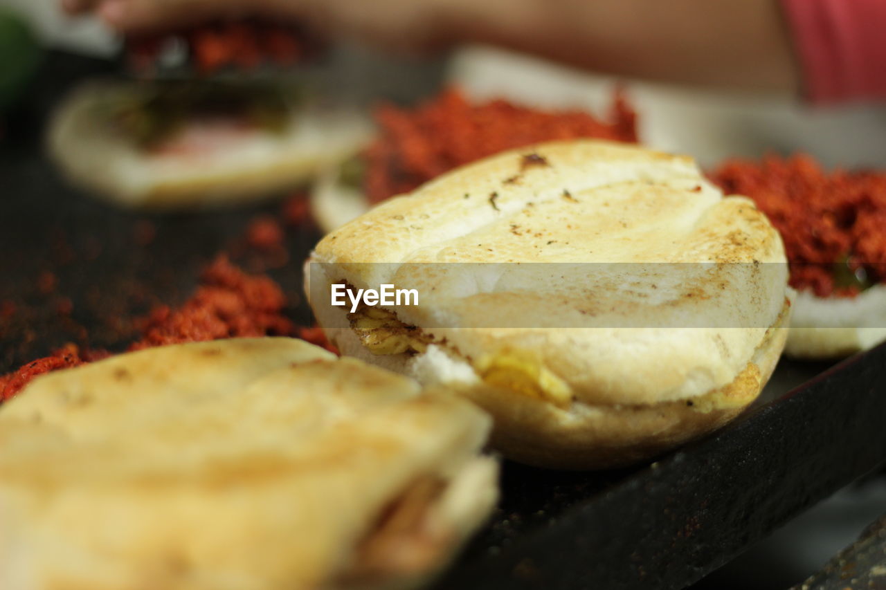 CLOSE-UP OF BREAD ON TRAY