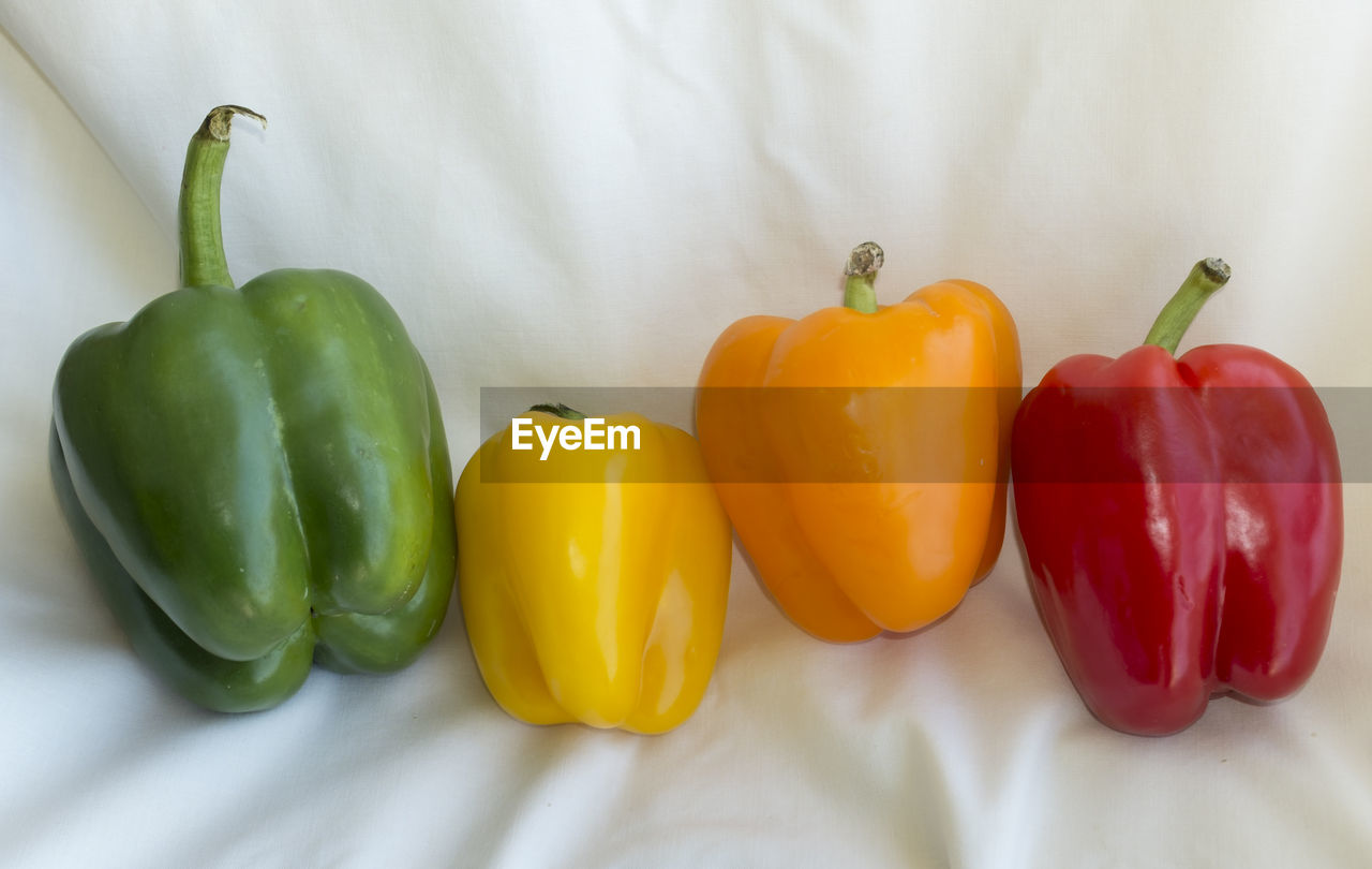 CLOSE-UP OF MULTI COLORED BELL PEPPERS IN PLATE