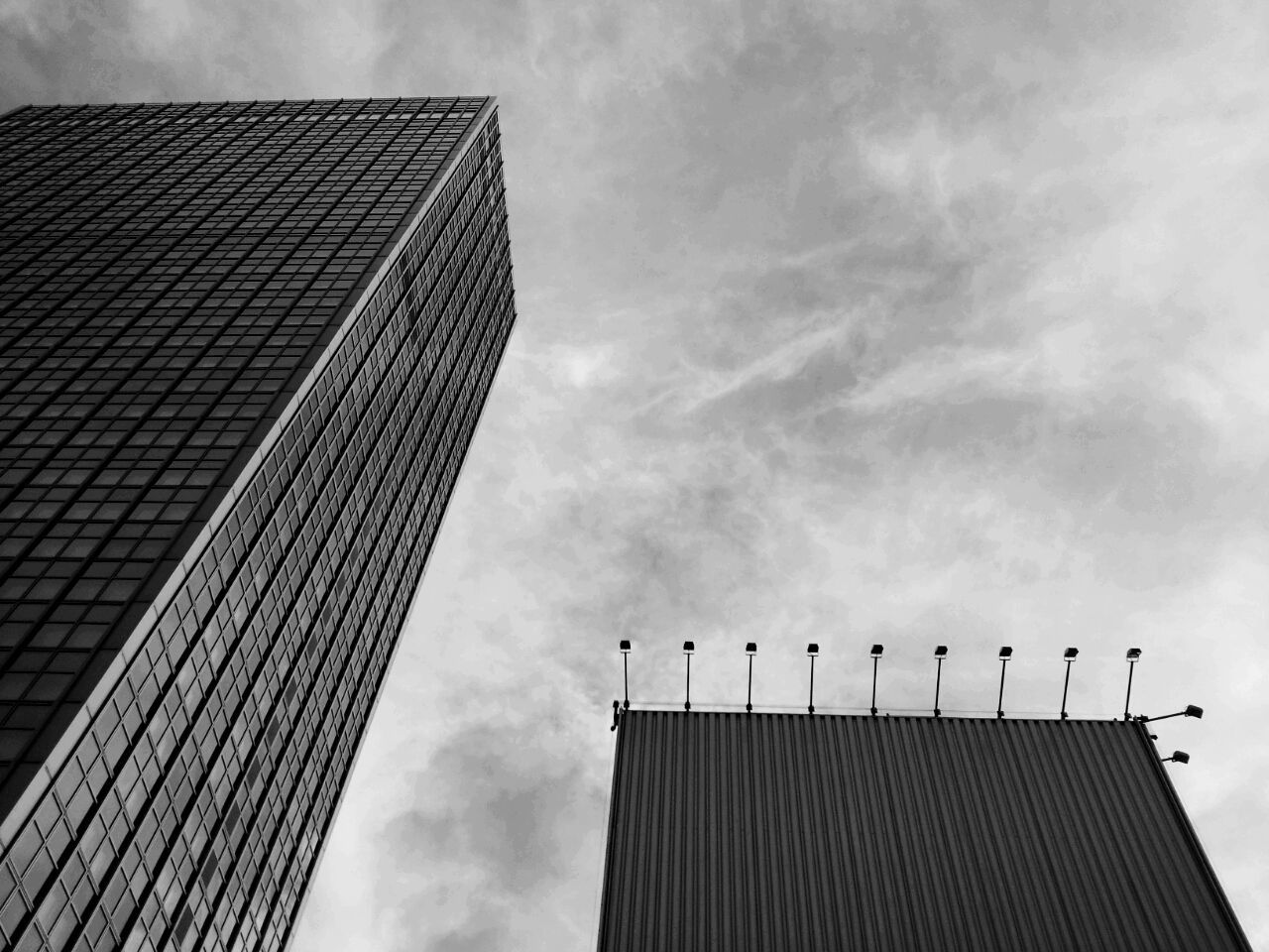 LOW ANGLE VIEW OF MODERN BUILDING AGAINST CLOUDY SKY