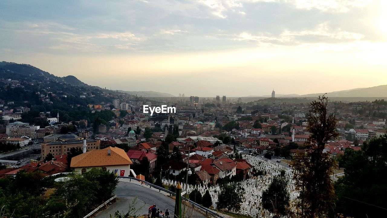 VIEW OF CITYSCAPE AGAINST SKY