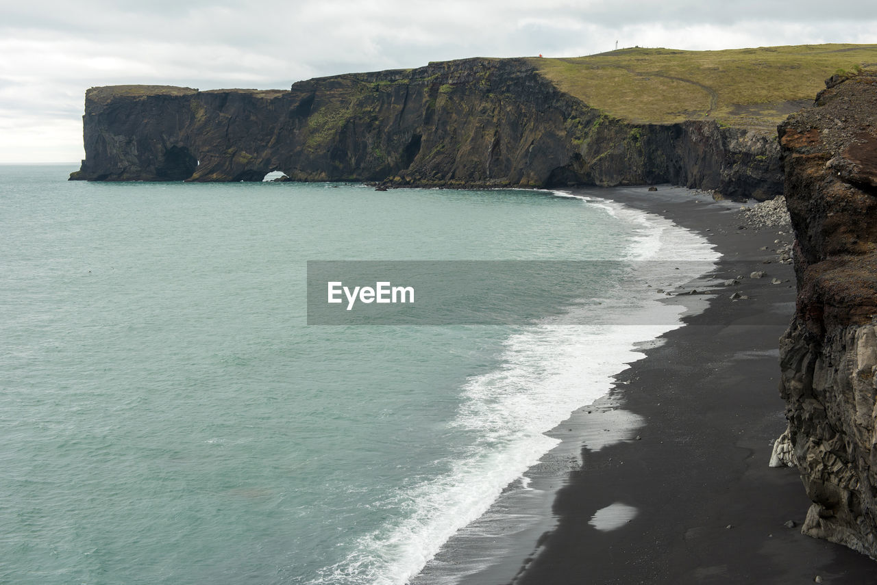 Cliffs of dritvik djúpalónssandur in icelandic reykjanes peninsula, atlantic ocean, iceland