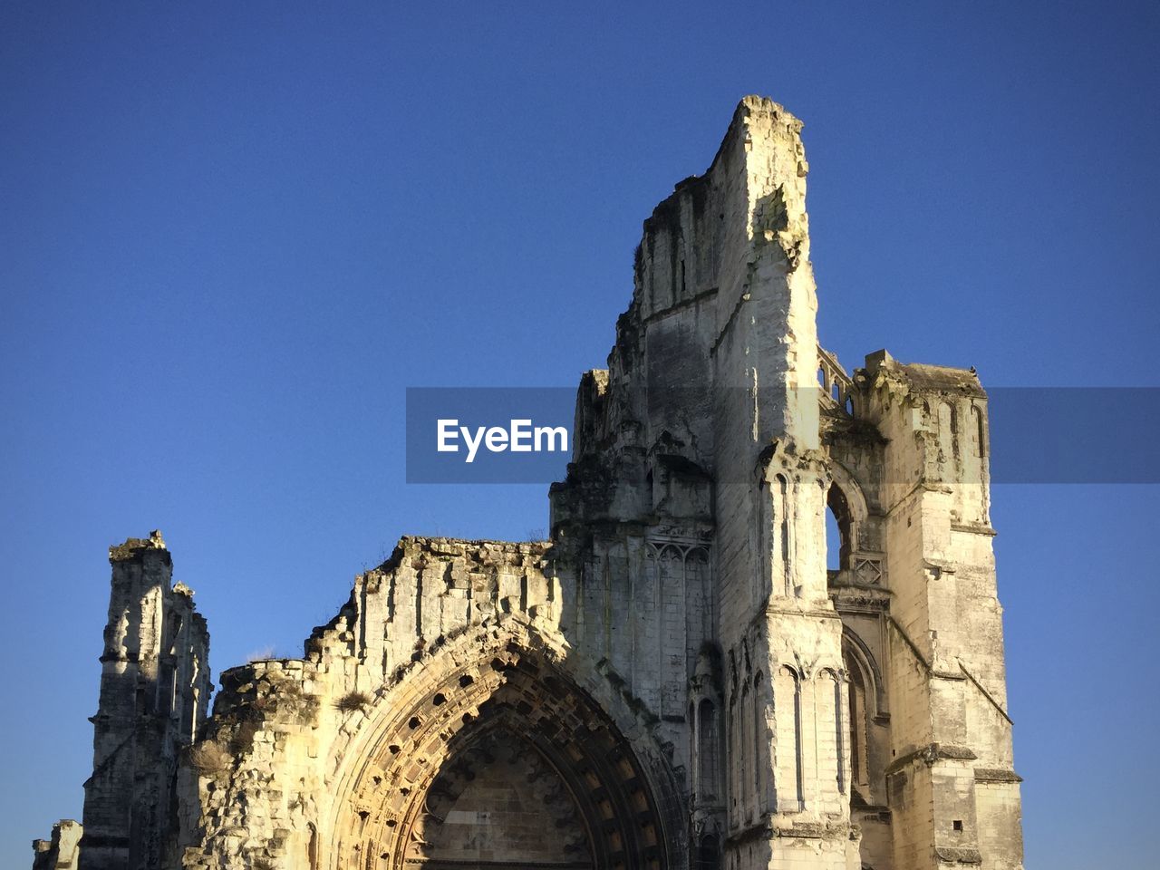 LOW ANGLE VIEW OF HISTORIC BUILDING AGAINST BLUE SKY