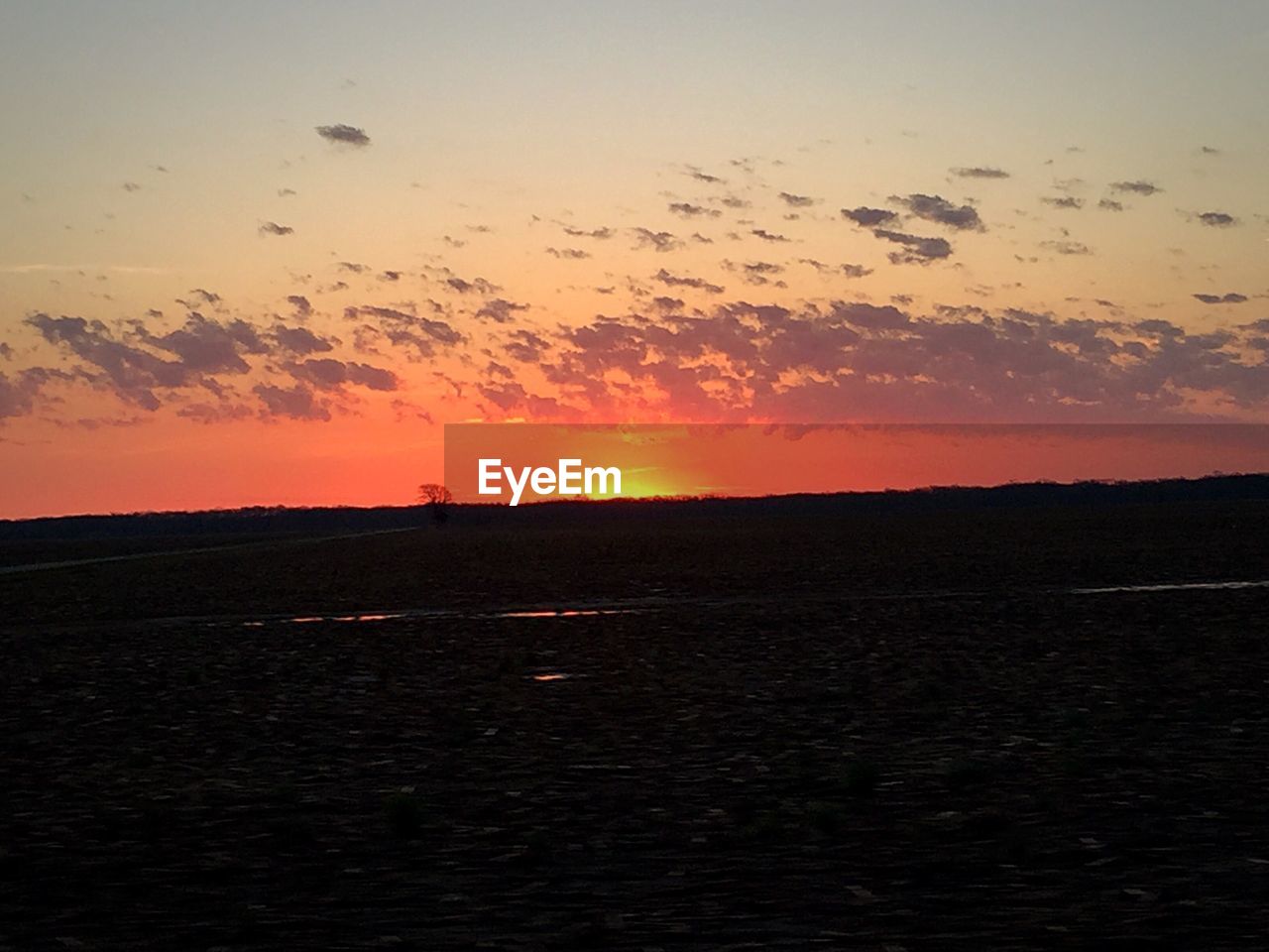 SCENIC VIEW OF SUNSET OVER SEA