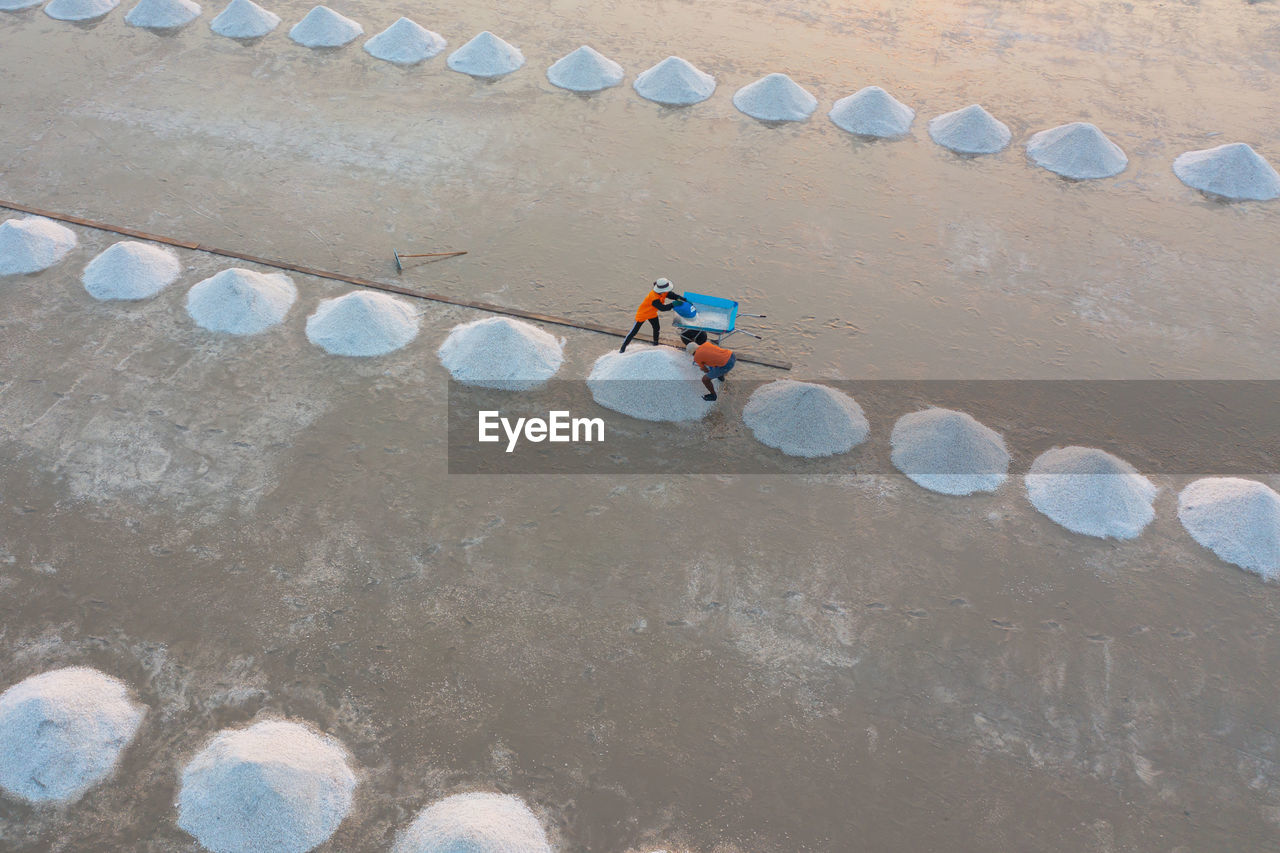 HIGH ANGLE VIEW OF MAN ON WATER