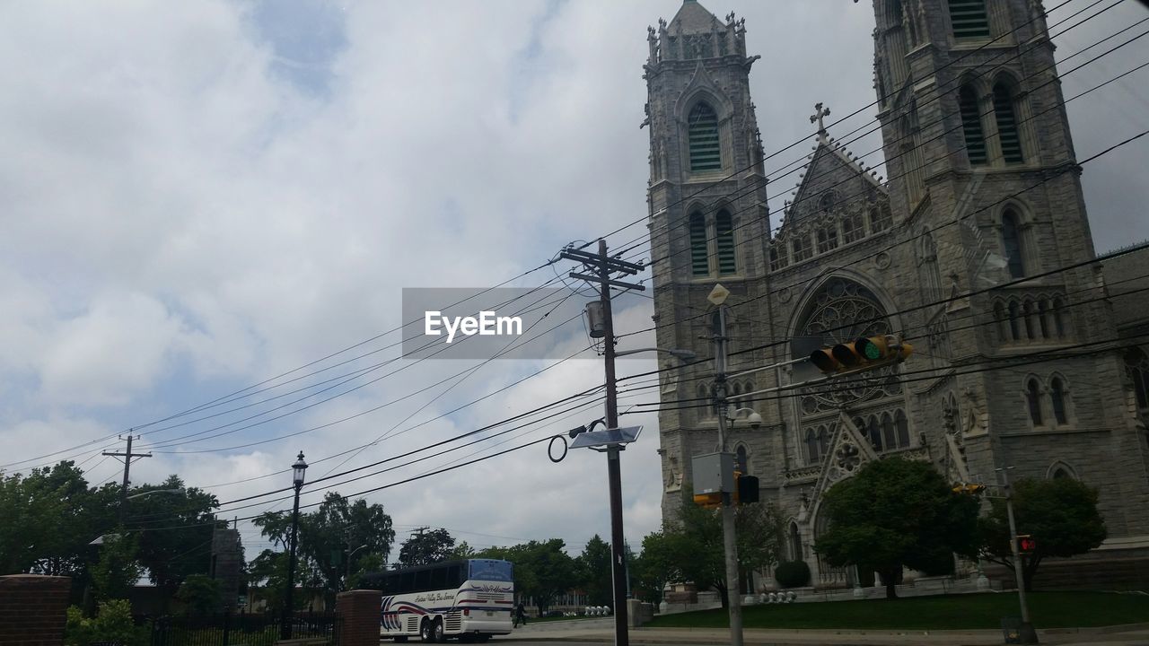 LOW ANGLE VIEW OF BUILDINGS AGAINST THE SKY