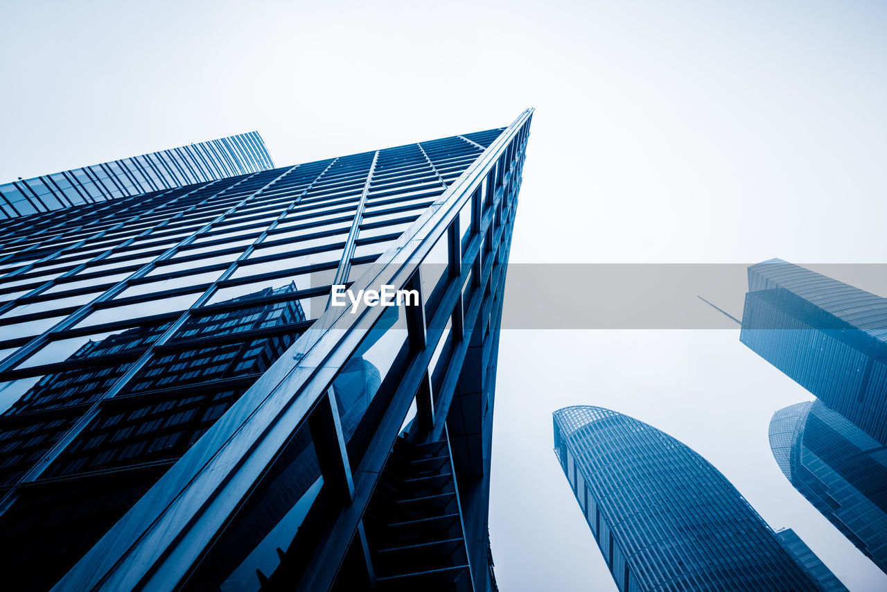 LOW ANGLE VIEW OF MODERN BUILDING AGAINST SKY