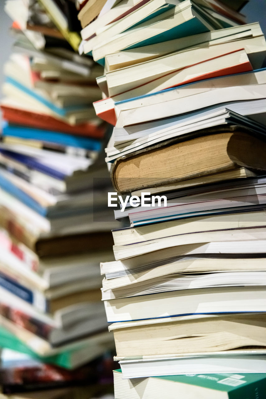 FULL FRAME SHOT OF BOOKS ON SHELF