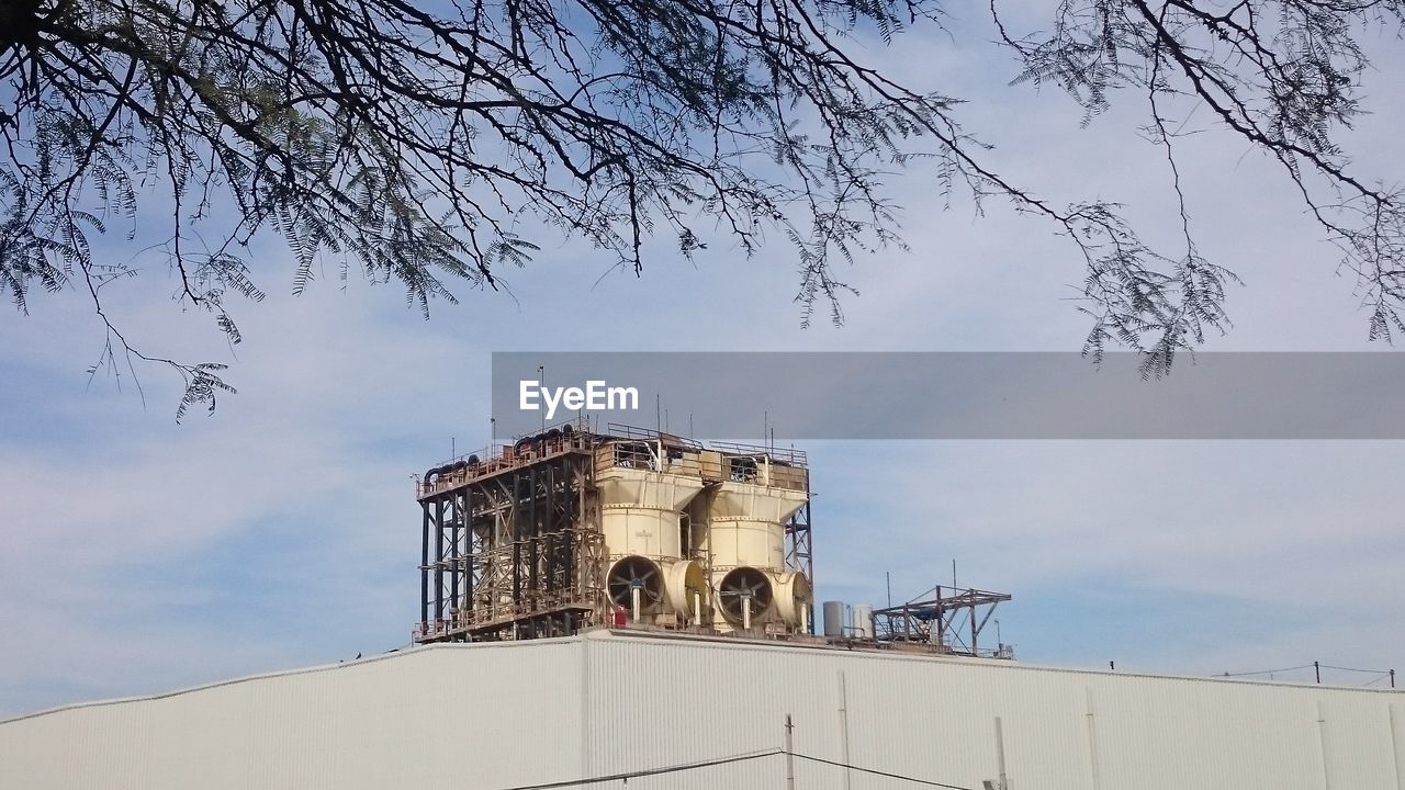 LOW ANGLE VIEW OF BUILT STRUCTURE AGAINST THE SKY