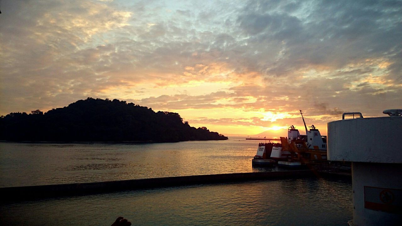 VIEW OF SEA AGAINST SKY DURING SUNSET