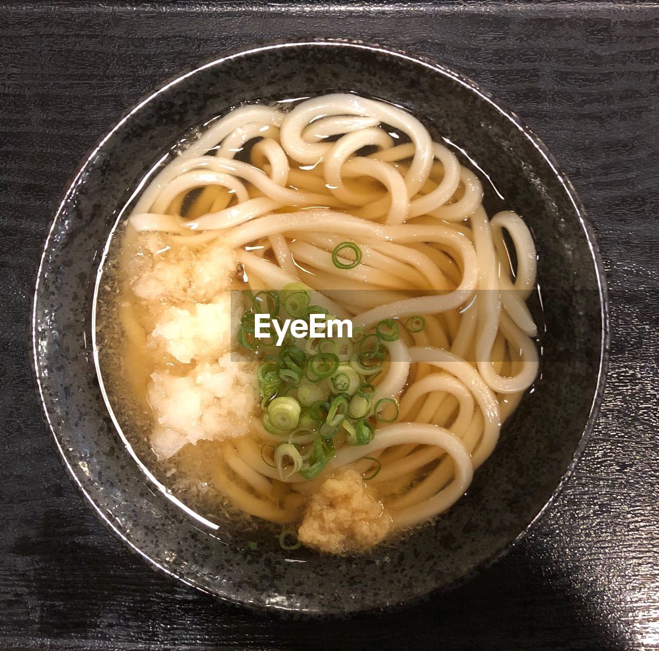 HIGH ANGLE VIEW OF NOODLES WITH SOUP