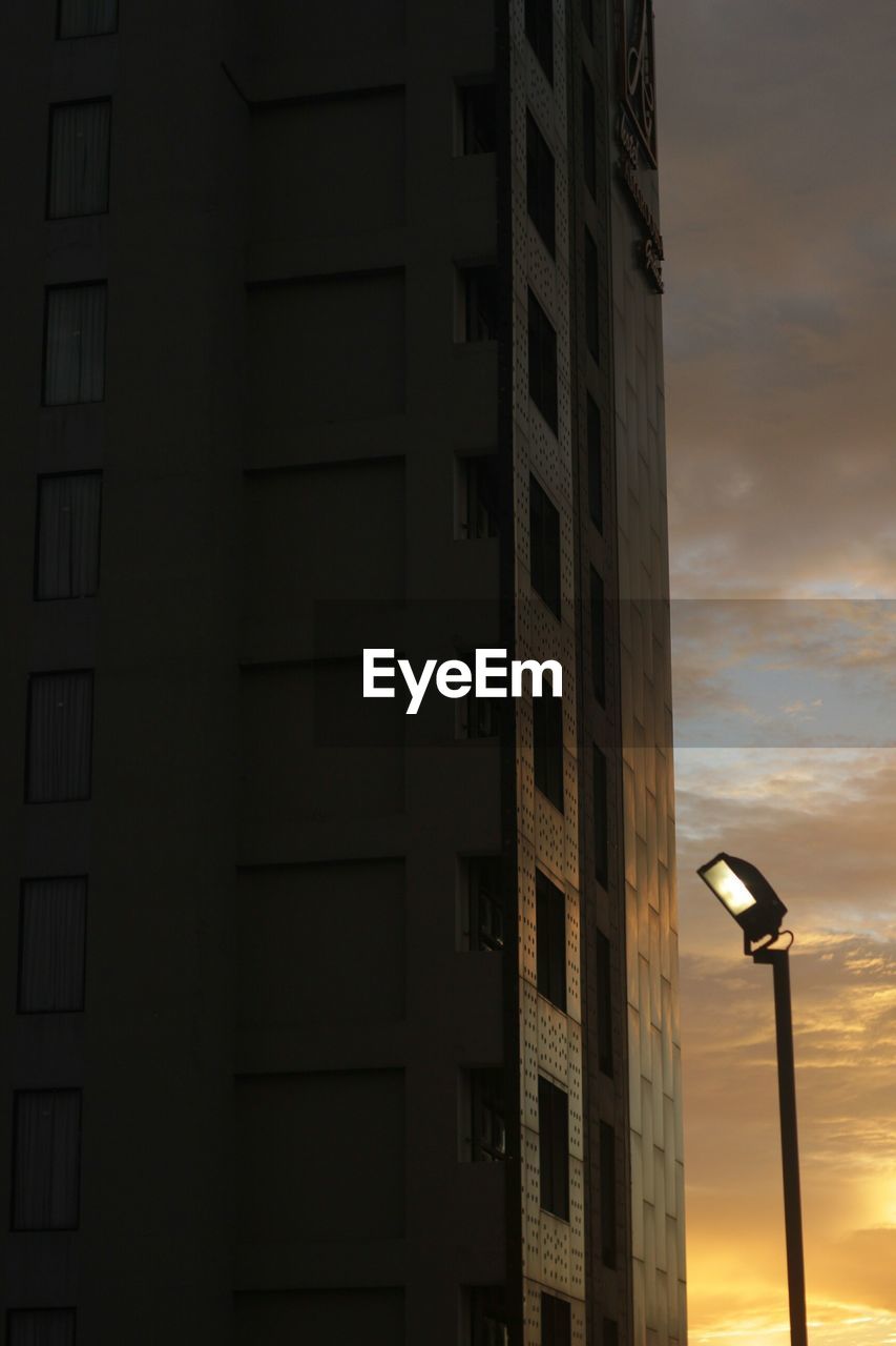 LOW ANGLE VIEW OF STREET LIGHT AGAINST BUILDINGS