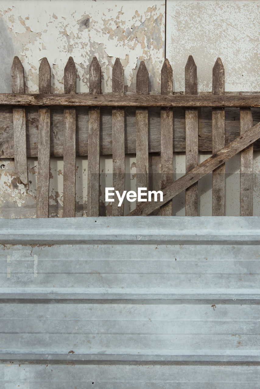 FULL FRAME SHOT OF WOODEN STAIRCASE