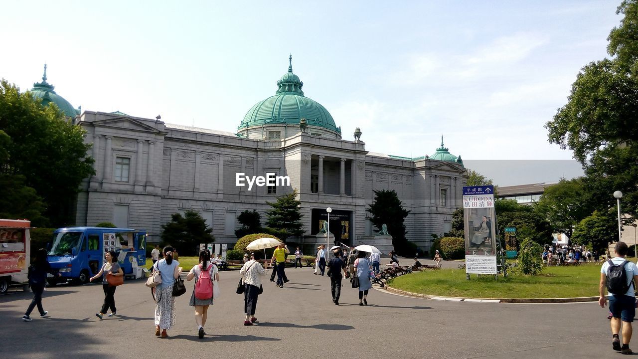 TOURISTS IN FRONT OF BUILDING