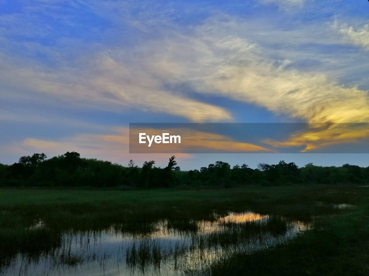 SCENIC VIEW OF FIELD AGAINST SKY AT SUNSET