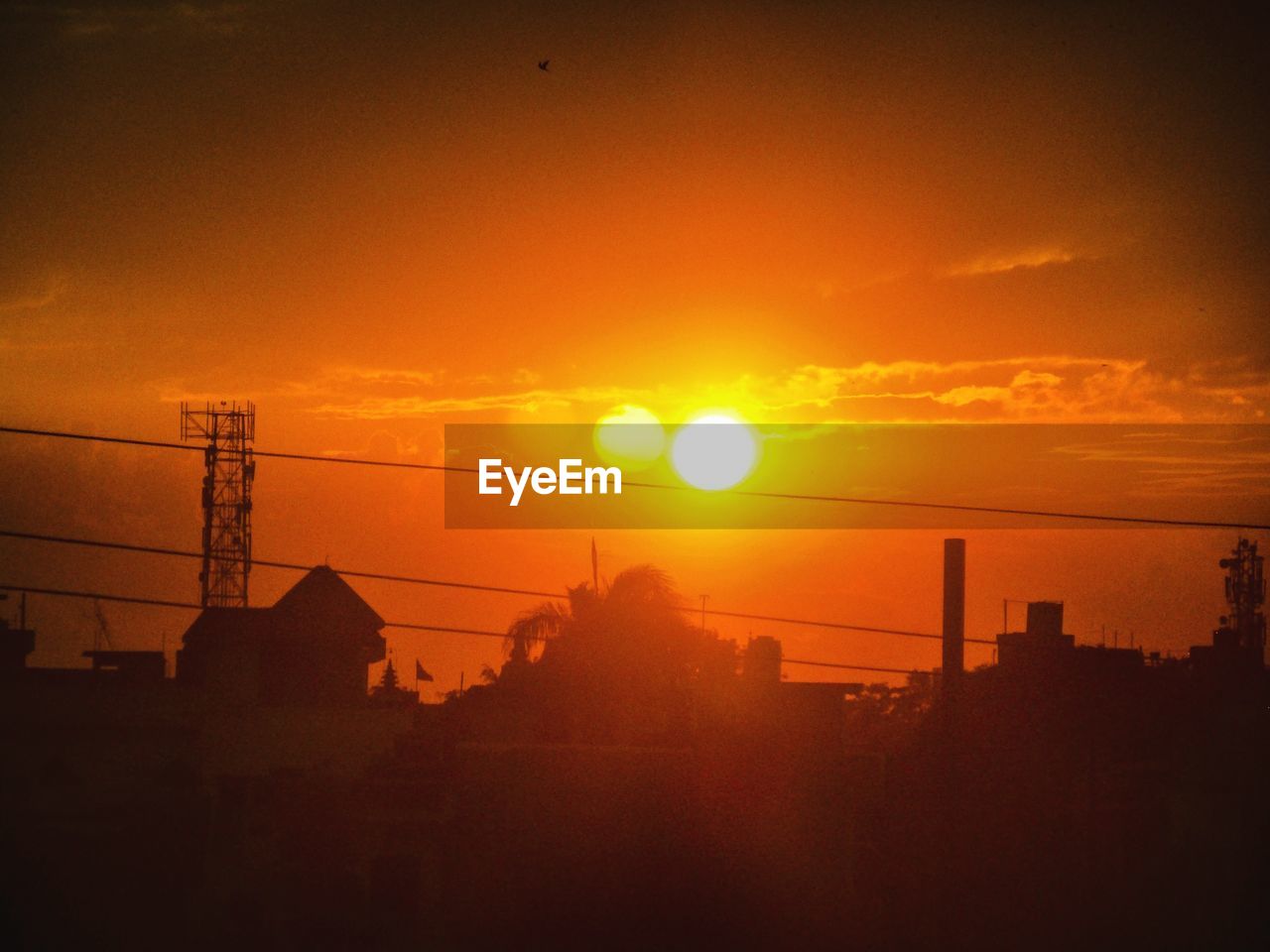 SILHOUETTE BUILDINGS AGAINST SKY AT SUNSET