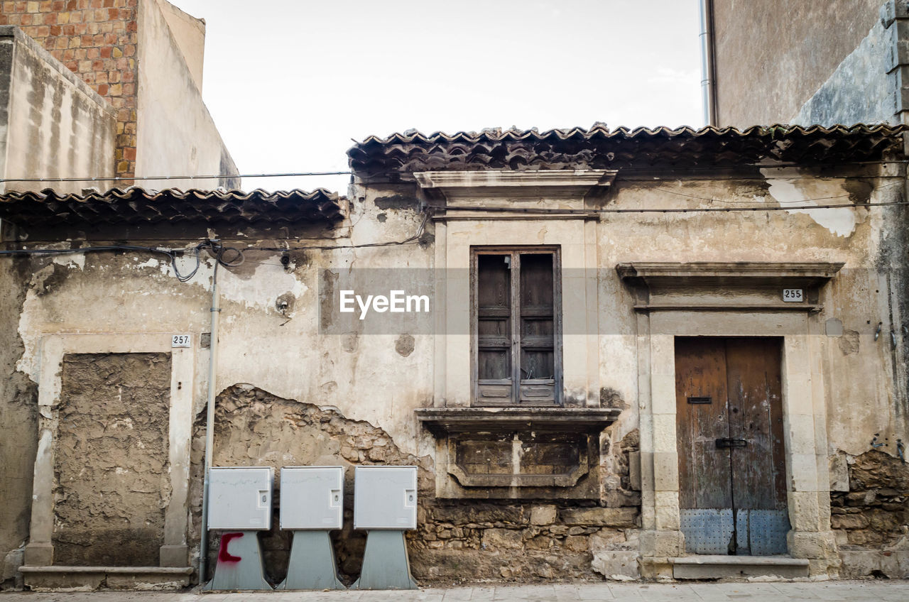 LOW ANGLE VIEW OF OLD ABANDONED BUILDING