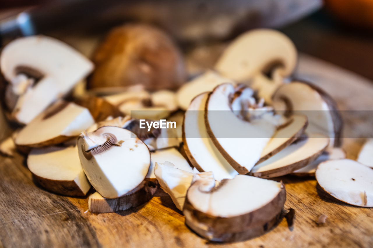 HIGH ANGLE VIEW OF GARLIC AND COFFEE BEANS ON TABLE