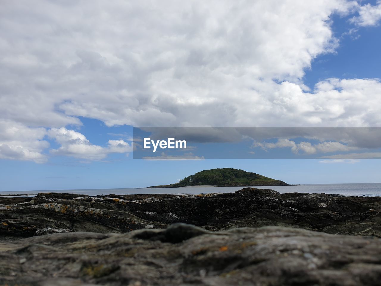 Scenic view of looe island sea against sky