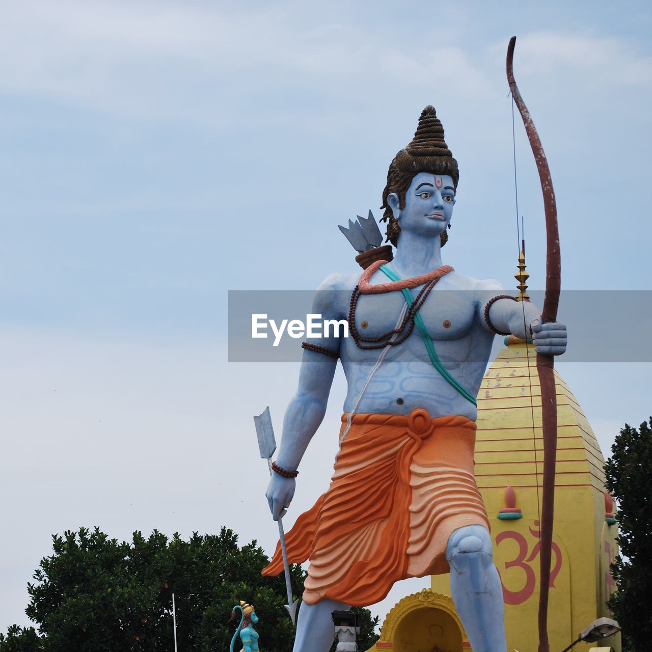 LOW ANGLE VIEW OF STATUE AGAINST SKY AND BUILDING