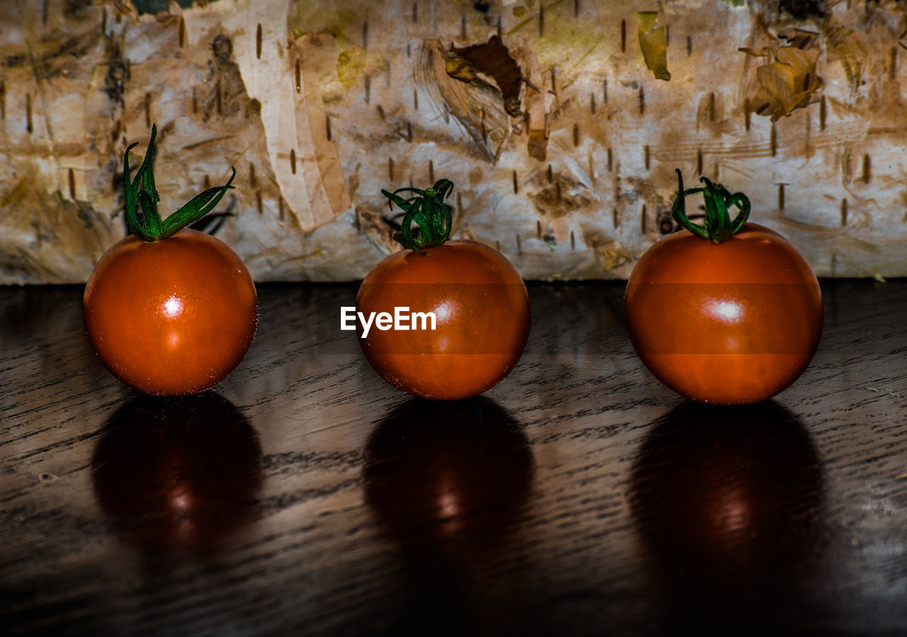 CLOSE-UP OF TOMATOES ON TABLE