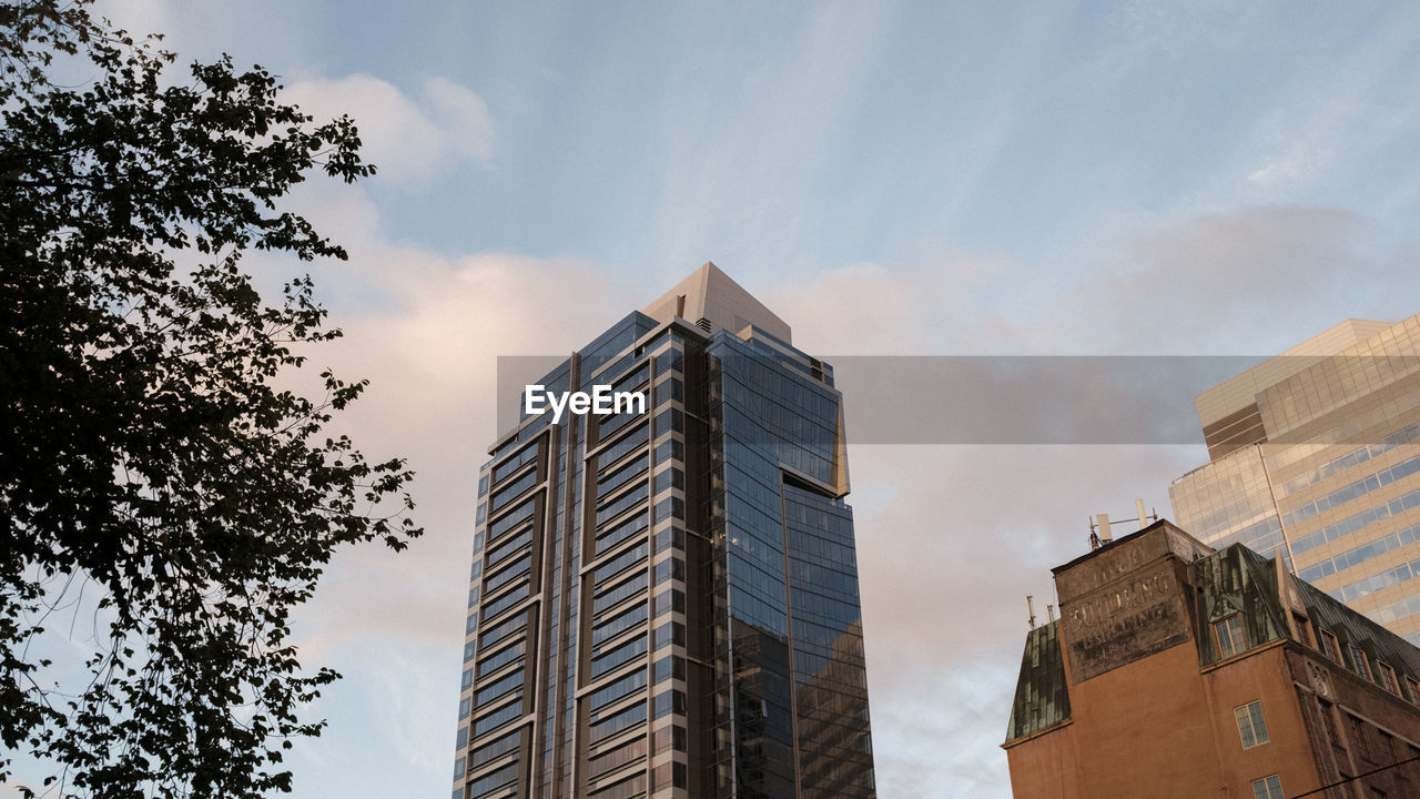 LOW ANGLE VIEW OF MODERN BUILDING AGAINST SKY