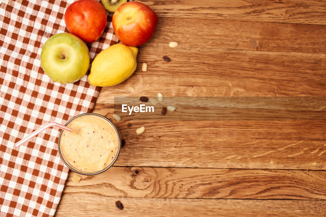 HIGH ANGLE VIEW OF APPLES IN CONTAINER ON TABLE