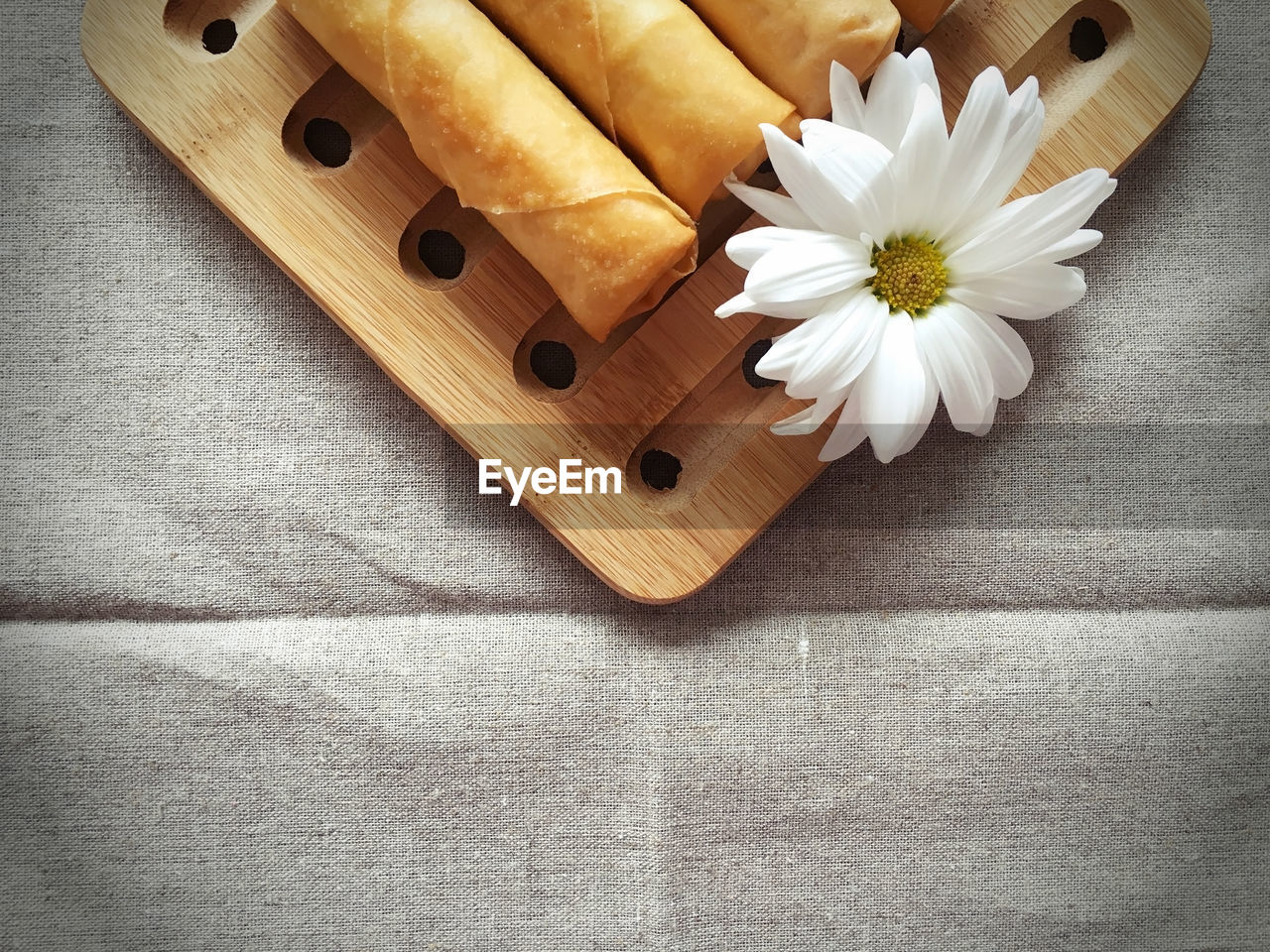 HIGH ANGLE VIEW OF FLOWER ON WOOD