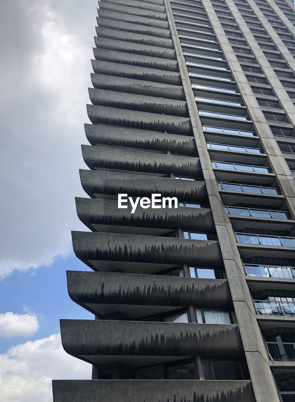 LOW ANGLE VIEW OF BUILDING AGAINST CLOUDY SKY