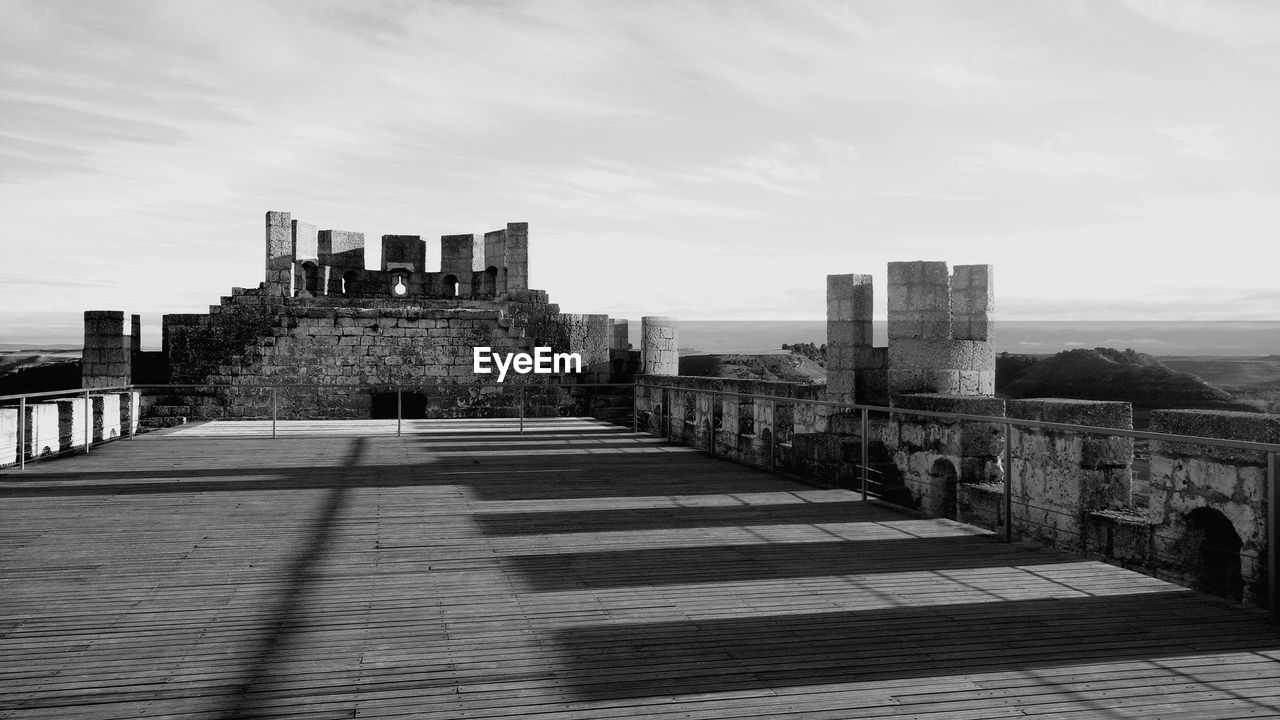 VIEW OF HISTORIC BUILDING AGAINST SKY