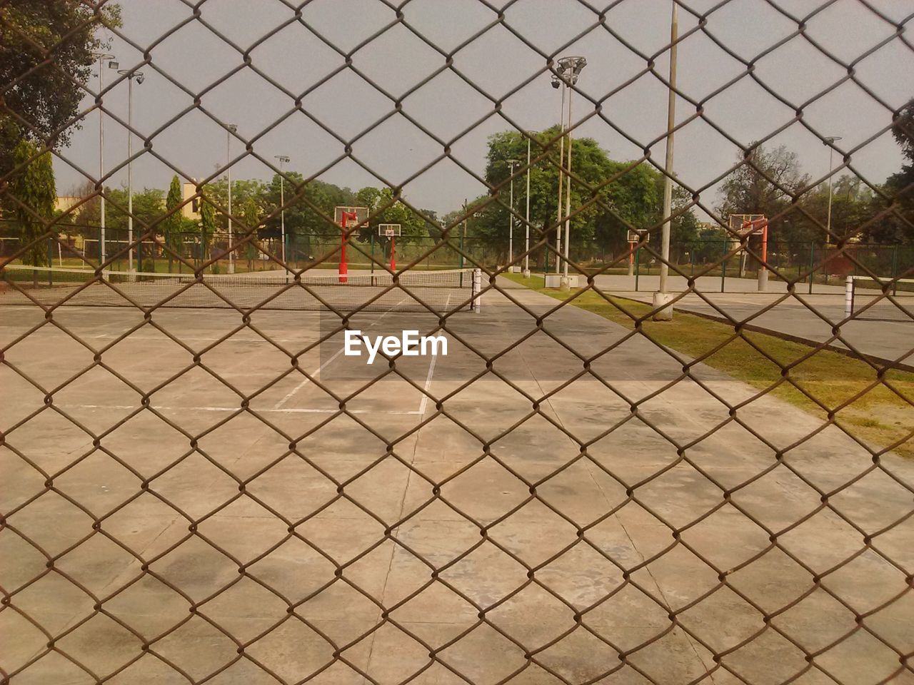 CLOSE-UP OF CHAINLINK FENCE