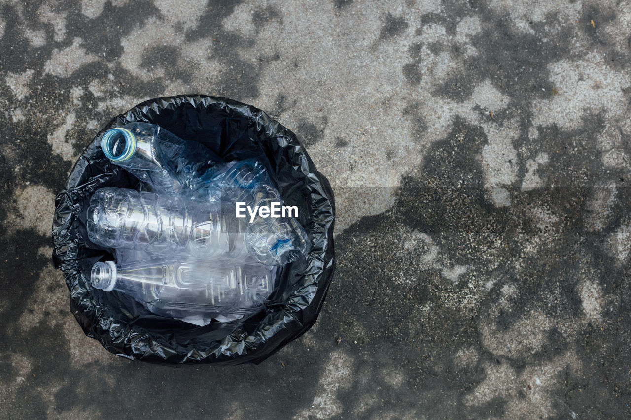 HIGH ANGLE VIEW OF FISH IN SEA